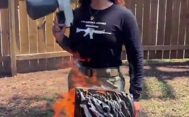 Mujer quemando un Corán con un lanzallamas.