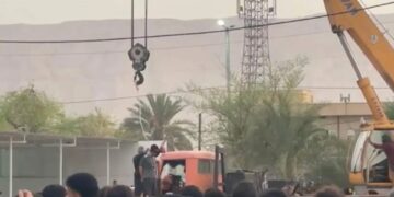 Ejecución pública en Irán usando una grúa.