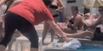 Una mujer que grita a otros turistas por supuestamente tomar su lecho de sol.