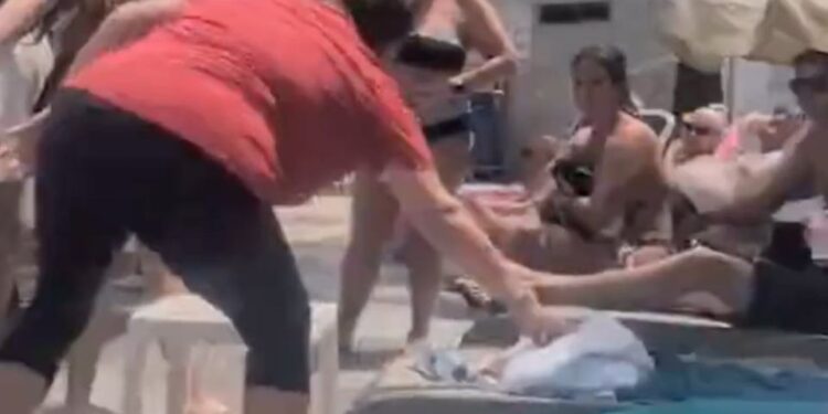 Una mujer que grita a otros turistas por supuestamente tomar su lecho de sol.