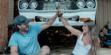 Combina de alto enfrentamiento frente a un auto clásico.