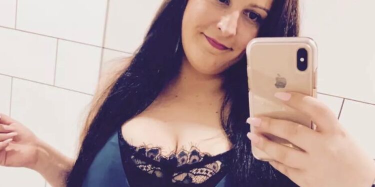 Selfie de una mujer con un vestido azul.