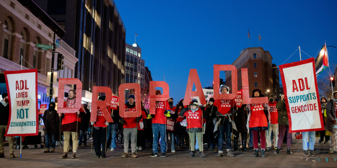 El grupo de solidaridad judía-palestina Jewish Voice for Peace mantuvo una marcha para protestar por los crímenes de guerra de Israel en Gaza, y condenar la Liga Anti-Defamación en el centro de Washington, DC, el 17 de enero de 2025.