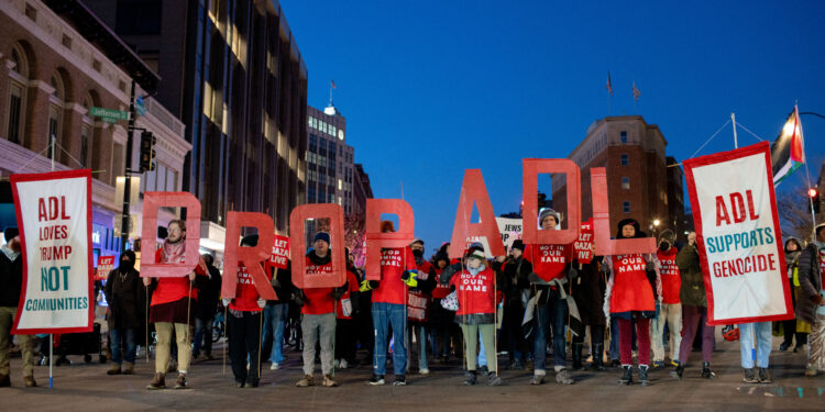 El grupo de solidaridad judía-palestina Jewish Voice for Peace mantuvo una marcha para protestar por los crímenes de guerra de Israel en Gaza, y condenar la Liga Anti-Defamación en el centro de Washington, DC, el 17 de enero de 2025.