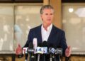 El gobernador de California, Gavin Newsom, celebra una conferencia de prensa en Downey Memorial Christian Church en Downey, California, el 16 de julio de 2025. (Patrick T. Fallon/AFP a través de Getty Images)