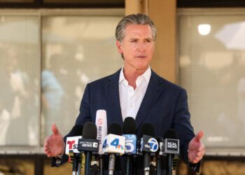 El gobernador de California, Gavin Newsom, celebra una conferencia de prensa en Downey Memorial Christian Church en Downey, California, el 16 de julio de 2025. (Patrick T. Fallon/AFP a través de Getty Images)