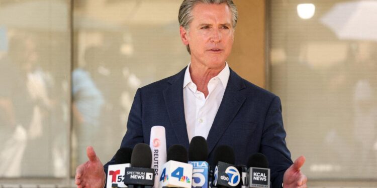 El gobernador de California, Gavin Newsom, celebra una conferencia de prensa en Downey Memorial Christian Church en Downey, California, el 16 de julio de 2025. (Patrick T. Fallon/AFP a través de Getty Images)