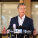 El gobernador de California, Gavin Newsom, celebra una conferencia de prensa en Downey Memorial Christian Church en Downey, California, el 16 de julio de 2025. (Patrick T. Fallon/AFP a través de Getty Images)