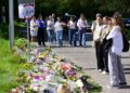 Crédito obligatorio: Foto de Hollandse Hoogte/Shutterstock (15454260i) Amsterdam: numerosas personas, incluidos los fanáticos de Ajax, colocaron flores a lo largo de Holterbergweg para Lisa (17) de Abcoude, quien fue asesinado en Amsterdam. La niña fue asesinada a la vuelta de la esquina del Complejo de Entrenamiento Futuro de Ajax después de una salida nocturna. Un sospechoso de 22 años ha sido arrestado. Los fanáticos de Ajax conmemoran a Lisa, Amsterdam - 24 de agosto de 2025