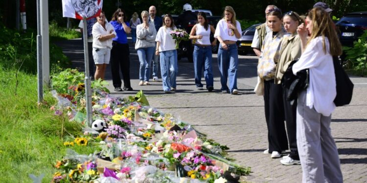 Crédito obligatorio: Foto de Hollandse Hoogte/Shutterstock (15454260i) Amsterdam: numerosas personas, incluidos los fanáticos de Ajax, colocaron flores a lo largo de Holterbergweg para Lisa (17) de Abcoude, quien fue asesinado en Amsterdam. La niña fue asesinada a la vuelta de la esquina del Complejo de Entrenamiento Futuro de Ajax después de una salida nocturna. Un sospechoso de 22 años ha sido arrestado. Los fanáticos de Ajax conmemoran a Lisa, Amsterdam - 24 de agosto de 2025