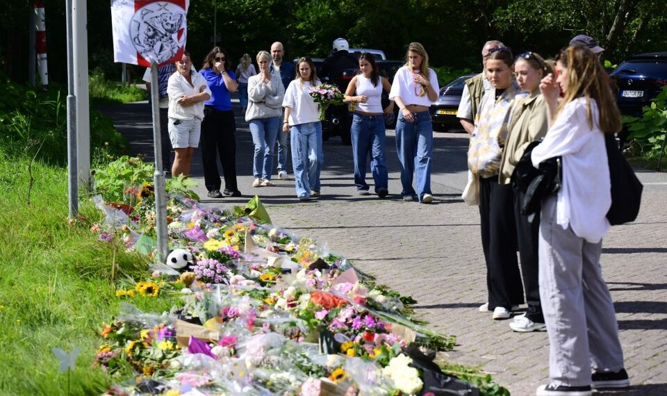 Crédito obligatorio: Foto de Hollandse Hoogte/Shutterstock (15454260i) Amsterdam: numerosas personas, incluidos los fanáticos de Ajax, colocaron flores a lo largo de Holterbergweg para Lisa (17) de Abcoude, quien fue asesinado en Amsterdam. La niña fue asesinada a la vuelta de la esquina del Complejo de Entrenamiento Futuro de Ajax después de una salida nocturna. Un sospechoso de 22 años ha sido arrestado. Los fanáticos de Ajax conmemoran a Lisa, Amsterdam - 24 de agosto de 2025