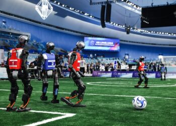 Robots humanoides jugando fútbol en los Juegos Mundiales de Robot Humanoides.