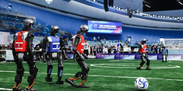 Robots humanoides jugando fútbol en los Juegos Mundiales de Robot Humanoides.