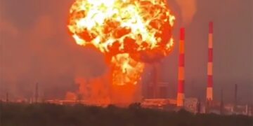 Imágenes de drones ucranianos que golpean una refinería de petróleo.