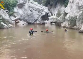 Equipo de búsqueda y rescate en Canyon inundado.