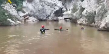 Equipo de búsqueda y rescate en Canyon inundado.
