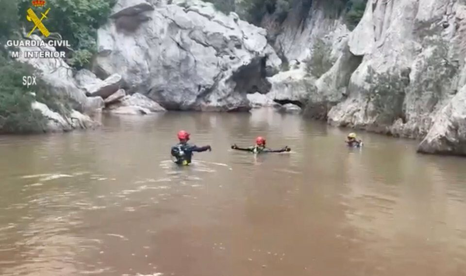 Equipo de búsqueda y rescate en Canyon inundado.