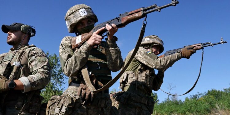 Ardiente vehículo militar en Ucrania.