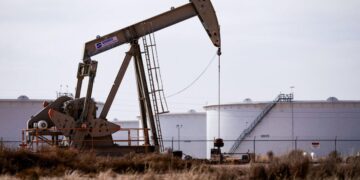 Un gato de bomba opera cerca de una reserva de petróleo crudo en el campo petrolero de la cuenca del Pérmico cerca de Midland, Texas, el 18 de febrero de 2025. (Eli Hartman/Reuters)