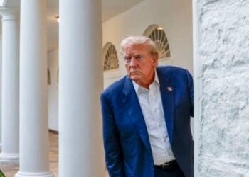 El presidente de los Estados Unidos, Donald Trump, habla con Press cerca del Rose Garden el 29 de julio de 2025.