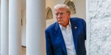 El presidente de los Estados Unidos, Donald Trump, habla con Press cerca del Rose Garden el 29 de julio de 2025.