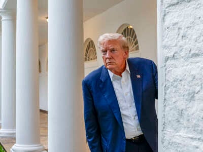 El presidente de los Estados Unidos, Donald Trump, habla con Press cerca del Rose Garden el 29 de julio de 2025.