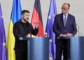 El canciller alemán Friedrich Merz (R) y el presidente ucraniano Volodymyr Zelensky asisten a una conferencia de prensa conjunta en la cancillería después de una reunión virtual organizada por Merz entre los líderes europeos y el presidente de los Estados Unidos, Donald Trump en Berlín, Alemania, el 13 de agosto de 2025. (Omer Messinger/Getty Images)