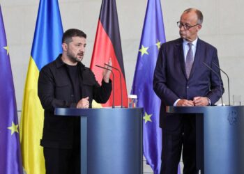 El canciller alemán Friedrich Merz (R) y el presidente ucraniano Volodymyr Zelensky asisten a una conferencia de prensa conjunta en la cancillería después de una reunión virtual organizada por Merz entre los líderes europeos y el presidente de los Estados Unidos, Donald Trump en Berlín, Alemania, el 13 de agosto de 2025. (Omer Messinger/Getty Images)