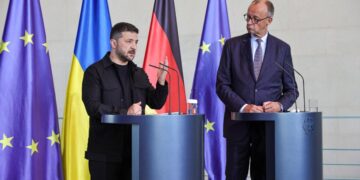 El canciller alemán Friedrich Merz (R) y el presidente ucraniano Volodymyr Zelensky asisten a una conferencia de prensa conjunta en la cancillería después de una reunión virtual organizada por Merz entre los líderes europeos y el presidente de los Estados Unidos, Donald Trump en Berlín, Alemania, el 13 de agosto de 2025. (Omer Messinger/Getty Images)