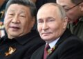 Vladimir Putin y Xi Jinping en un desfile militar.
