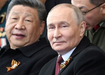 Vladimir Putin y Xi Jinping en un desfile militar.