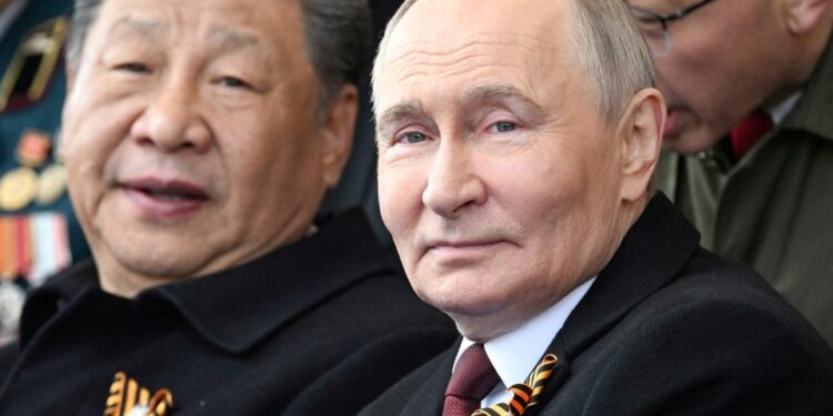 Vladimir Putin y Xi Jinping en un desfile militar.