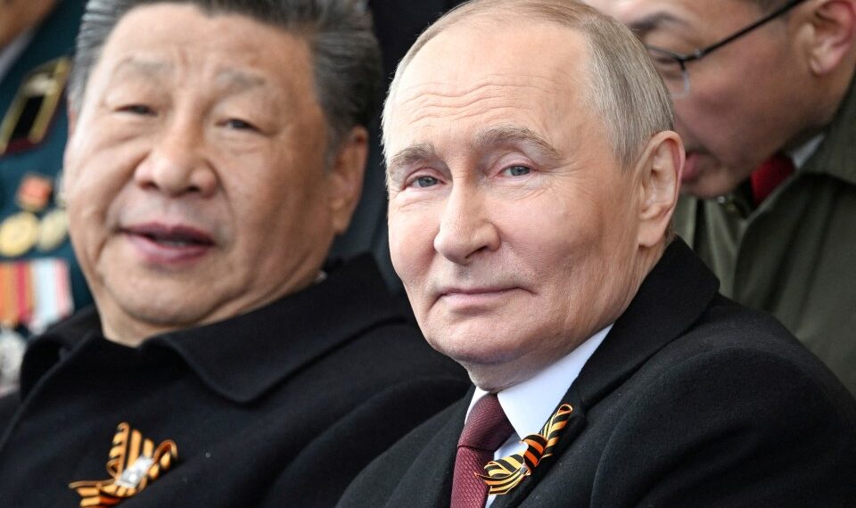 Vladimir Putin y Xi Jinping en un desfile militar.