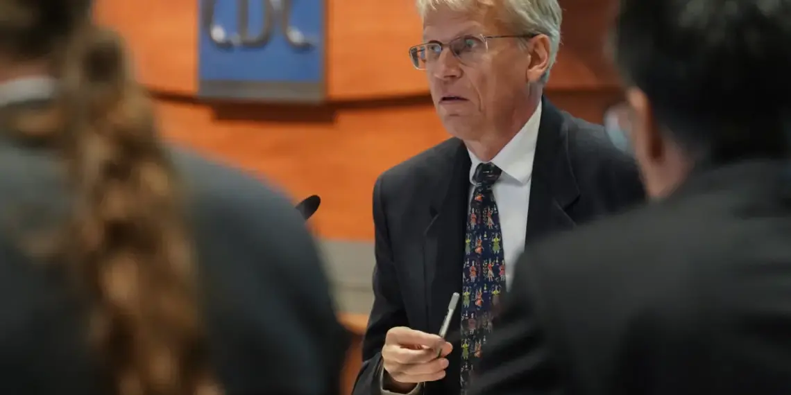 Martin Kullldorff, el nuevo presidente del Comité Asesor de Inmunización de los CDC, durante una reunión del comité en Atlanta, Georgia, el 25 de junio de 2025. (Elijah Nouvelage/Getty Images)