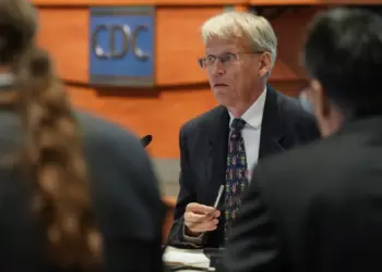 Martin Kullldorff, el nuevo presidente del Comité Asesor de Inmunización de los CDC, durante una reunión del comité en Atlanta, Georgia, el 25 de junio de 2025. (Elijah Nouvelage/Getty Images)
