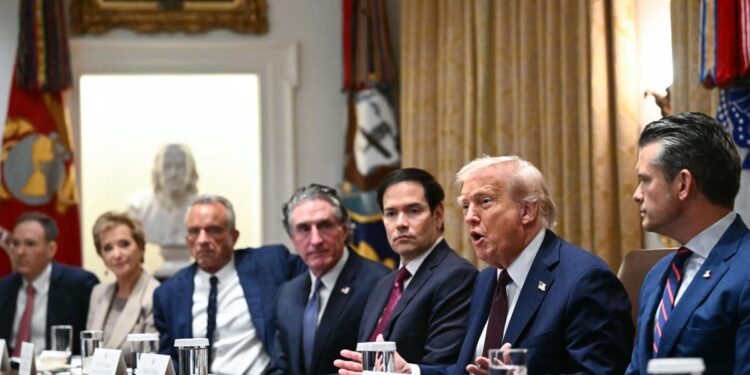 El presidente Donald Trump habla durante una reunión del gabinete en la sala del gabinete de la Casa Blanca en Washington el 26 de agosto de 2025. También en la foto (L - R) Administradora de la EPA Lee Zeldin, Secretaria de Educación Linda McMahon, Secretaria de Salud y Servicios Humanos Robert F. Kennedy Jr., Secretario del Interior Doug Burgum, secretario de Marco Rubio y Secretario de Defensa Peteats. (Mandel Ngan/AFP a través de Getty Images)