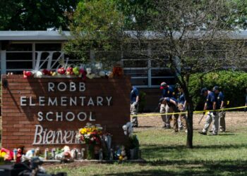 Los investigadores buscan evidencia fuera de la escuela primaria Robb en Uvalde, Texas, el 25 de mayo de 2022, después de que un hombre armado mató a 19 estudiantes y dos maestros. (Foto de Jae C. Hong/AP)