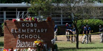 Los investigadores buscan evidencia fuera de la escuela primaria Robb en Uvalde, Texas, el 25 de mayo de 2022, después de que un hombre armado mató a 19 estudiantes y dos maestros. (Foto de Jae C. Hong/AP)