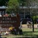 Los investigadores buscan evidencia fuera de la escuela primaria Robb en Uvalde, Texas, el 25 de mayo de 2022, después de que un hombre armado mató a 19 estudiantes y dos maestros. (Foto de Jae C. Hong/AP)