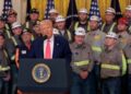 El presidente de los Estados Unidos, Donald Trump, habla junto con trabajadores de carbón y energía.