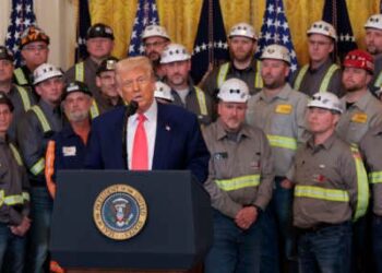 El presidente de los Estados Unidos, Donald Trump, habla junto con trabajadores de carbón y energía.