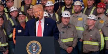 El presidente de los Estados Unidos, Donald Trump, habla junto con trabajadores de carbón y energía.