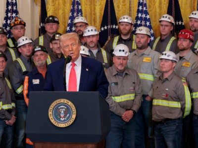 El presidente de los Estados Unidos, Donald Trump, habla junto con trabajadores de carbón y energía.