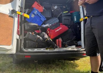 Herramientas incautadas en la parte trasera de una camioneta.