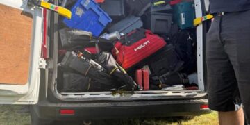 Herramientas incautadas en la parte trasera de una camioneta.