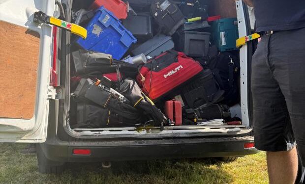 Herramientas incautadas en la parte trasera de una camioneta.