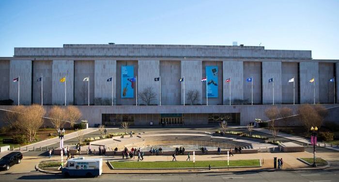 Revisión de pedidos de la Casa Blanca de las exhibiciones de Smithsonian antes del cumpleaños número 250 de la nación