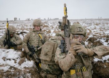 Smoardan, Rumania - 17 de febrero: un soldado británico recarga su arma el 17 de febrero de 2025 en Smoardan, Rumania. La primera división del Reino Unido está al mando de las fuerzas terrestres durante el ejercicio de Dart firme, mientras el entrenamiento de la Fuerza de Reacción Aliada de la OTAN (ARF) continúa en Rumania. El ARF se estableció en julio de 2024 en medio de una reestructuración de las fuerzas de alta preparación de la alianza, con la capacidad de reforzar rápidamente el flanco oriental de la OTAN. El ejercicio incluye 10,000 personal de servicio de nueve naciones, llevado a cabo en Rumania, Grecia y Bulgaria durante enero y febrero. El Dart firme marca el primer despliegue operativo a gran escala de ARF, y esta semana coincide con el tercer aniversario de la invasión de Ucrania a gran escala de Rusia en 2022. (Foto de Andrei Pungovschi/Getty Images) *** Bestpix ***