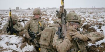 Smoardan, Rumania - 17 de febrero: un soldado británico recarga su arma el 17 de febrero de 2025 en Smoardan, Rumania. La primera división del Reino Unido está al mando de las fuerzas terrestres durante el ejercicio de Dart firme, mientras el entrenamiento de la Fuerza de Reacción Aliada de la OTAN (ARF) continúa en Rumania. El ARF se estableció en julio de 2024 en medio de una reestructuración de las fuerzas de alta preparación de la alianza, con la capacidad de reforzar rápidamente el flanco oriental de la OTAN. El ejercicio incluye 10,000 personal de servicio de nueve naciones, llevado a cabo en Rumania, Grecia y Bulgaria durante enero y febrero. El Dart firme marca el primer despliegue operativo a gran escala de ARF, y esta semana coincide con el tercer aniversario de la invasión de Ucrania a gran escala de Rusia en 2022. (Foto de Andrei Pungovschi/Getty Images) *** Bestpix ***