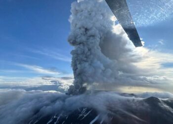 Vista aérea del volcán de Krasheninnikov que entra en Kamchatka, Rusia.